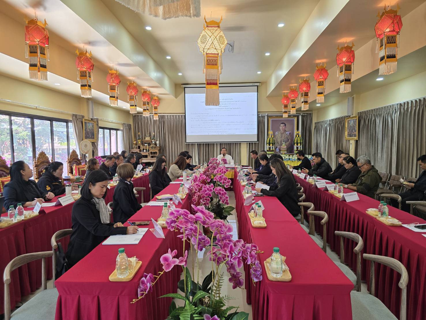 สำนักงานพัฒนาชุมชนอำเภอแม่ออน เข้าร่วมการประชุมหัวหน้าส่วนราชการ หัวหน้าหน่วยงานรัฐวิสาหกิจ ผู้บริหารสถานศึกษา ผู้บริหารองค์กรปกครองส่วนท้องถิ่น องค์กรภาคเอกชน คณะกรรมการบริหารงานระดับอำเภอ(กบอ.)  ประจำเดือนธันวาคม 2568