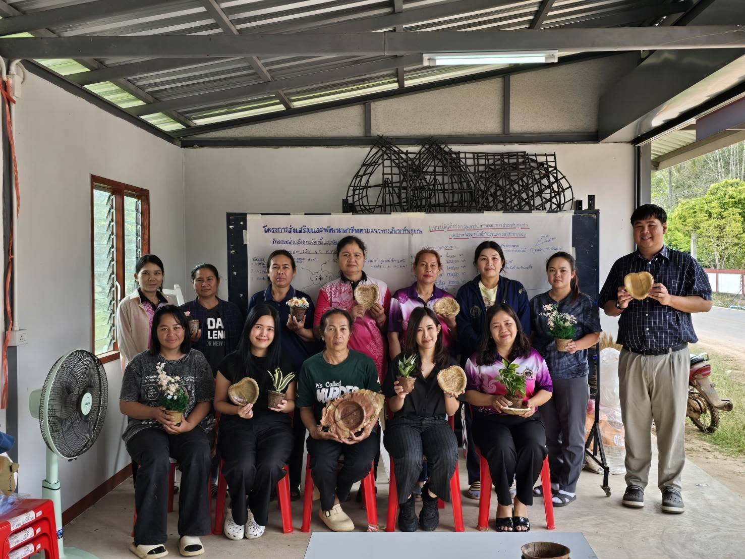 สำนักงานพัฒนาชุมชนอำเภอแม่ออน ดำเนินโครงการส่งเสริมการจัดตั้งและพัฒนากลุ่มอาชีพ บ้านใหม่ดอนแก้ว