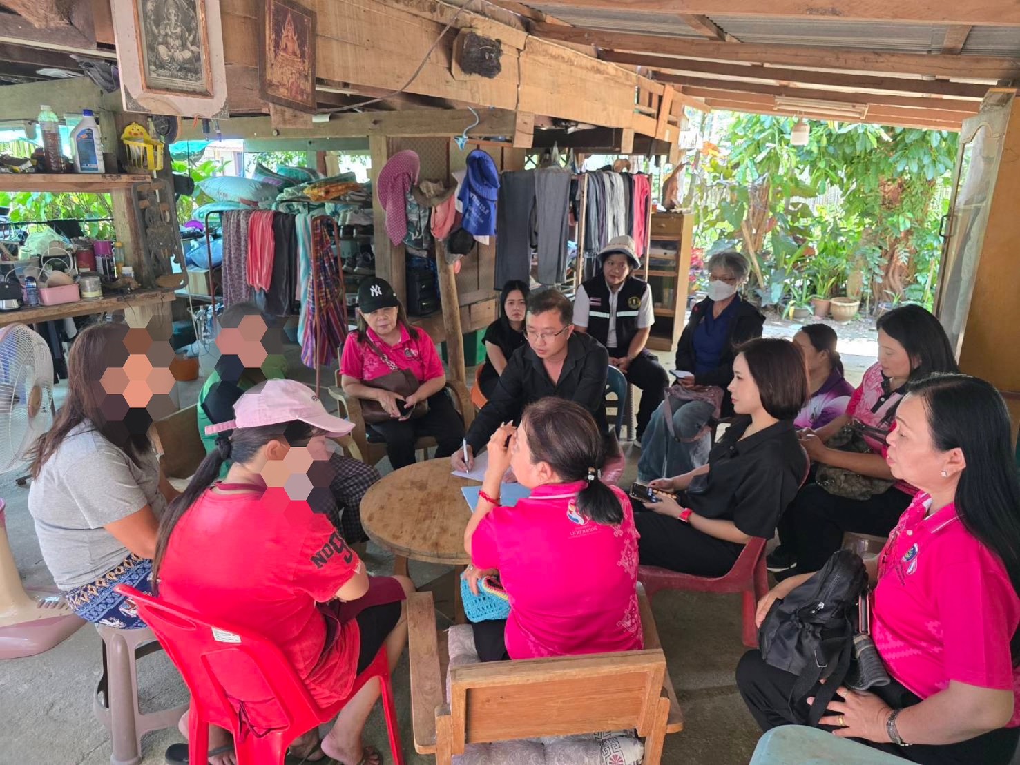 สำนักงานพัฒนาชุมชนอำเภอแม่ออน ขับเคลื่อนกองทุนพัฒนาบทบาทสตรี ลงพื้นที่ตำบลออนกลาง ติดตามหนี้ค้างชำระ พร้อมแนะแนวทางแก้ไขปัญหาร่วมกับกลุ่มสตรีในพื้นที่