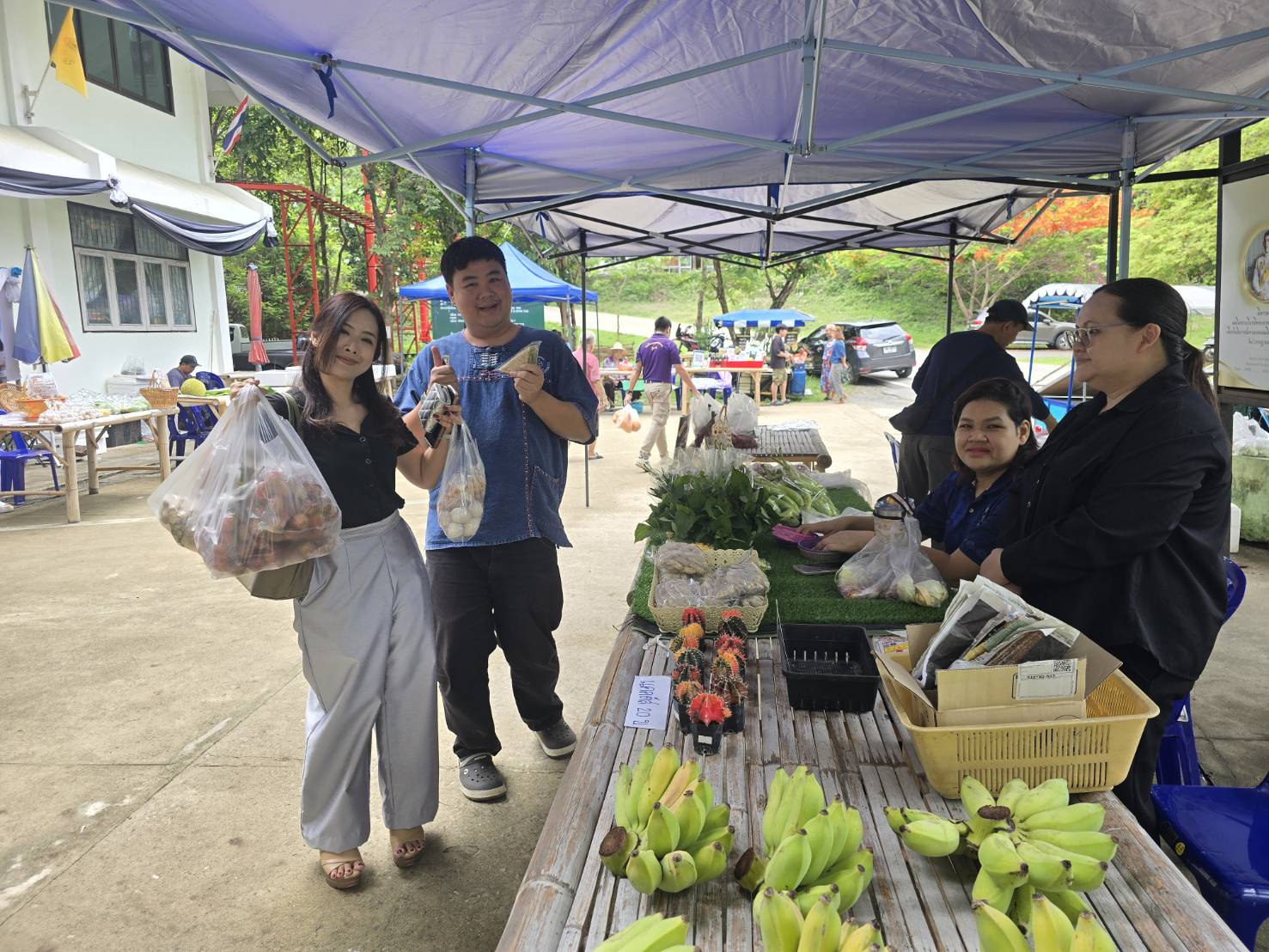 สำนักงานพัฒนาชุมชนอำเภอแม่ออน ร่วมกิจกรรมการจำหน่ายสินค้า “ไทยช่วยไทย ลดภาระ ลดค่าครองชีพ ”