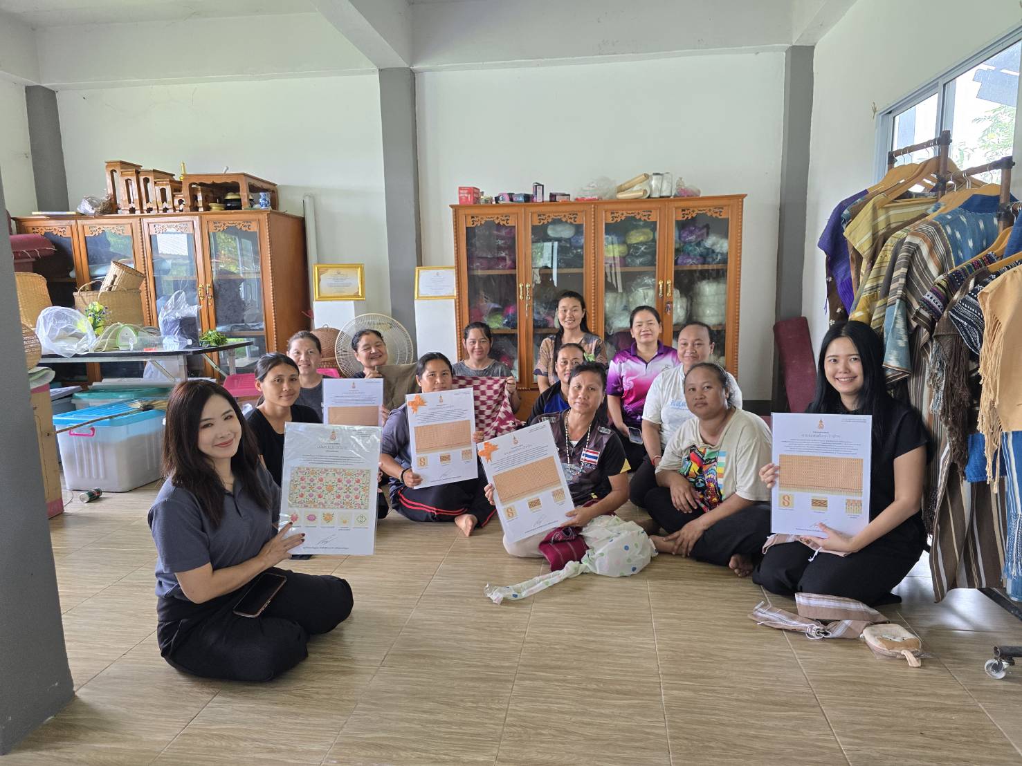 สำนักงานพัฒนาชุมชนอำเภอแม่ออน ดำเนินการมอบลายผ้าพระราชทาน ประจำปี 2569