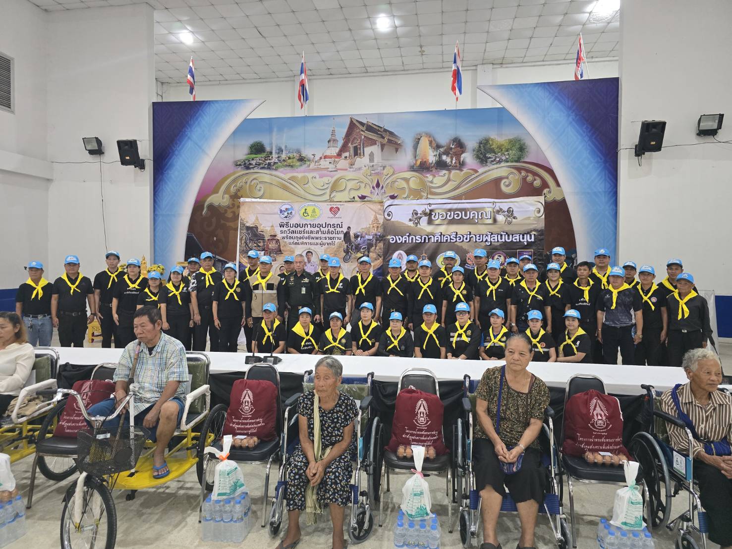  สำนักงานพัฒนาชุมชนอำเภอแม่ออน ร่วมพิธีมอบกายอุปกรณ์ช่วยเหลือคนพิการ พร้อมถุงยังชีพพระราชทาน