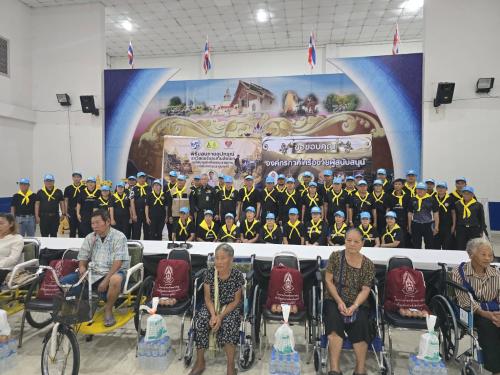  สำนักงานพัฒนาชุมชนอำเภอแม่ออน ร่วมพิธีมอบกายอุปกรณ์ช่วยเหลือคนพิการ พร้อมถุงยังชีพพระราชทาน